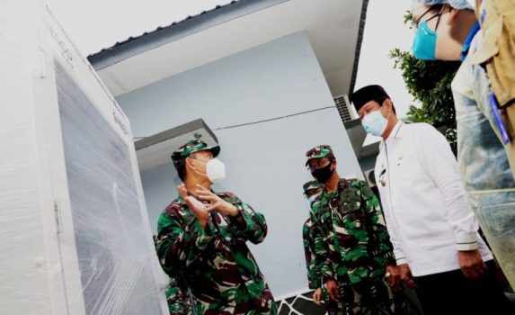 Gubernur Kepri Isdianto saat melihat alat Uji PCR SSB COVID 19 di Rumkital Midyato Suratani Tanjungpinang