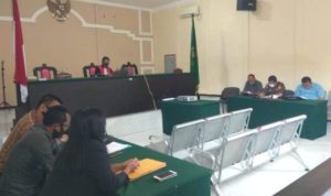 Hakim PN Tanjungpinang Saat membacakan putusan yang menolak Gugatan Praperadilan tersangka Korupsi IUO OP Tambang Bouksit Arif Rate