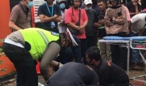Jasad Korban tabarakan di Km 8 saat dievakuasi Petuigas Lantas dibantu Warga e1595063150104
