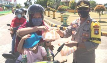 Kabag Ops Polres Lingga Kompol Rusdwiantoro saat membagikan makanan secara Gratis ke masyarakat