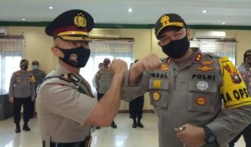 Kapolres Tanjungpinang AKBP.M.Iqbal dan Wakapolres yang baru Kompol Muhammad Chaidir salam komando usai Serah Terima Jabatan