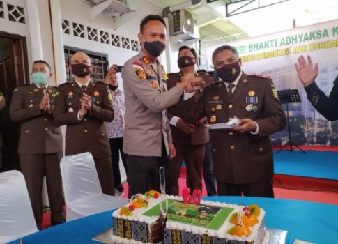 Kejari Bintan Dapat Kejutan Kue dan Ucapan Selamat Dari Kapolres Bintan