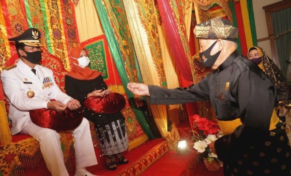 Ketua LAM Kepri H.Abdul Razak saat melakukan Tepung Tawar kepada gubernur Kepri Isdianto
