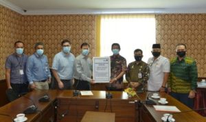 Management PT.Amtek dan PT.Paxocean saat menyrahakan Bantuan secara simbolis kepada Ketua gugus Tugas Percepatan penanganan COVID 19 Kepri Isdianto di Graha Kepri Batam