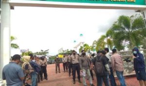 Massa Forum Mahasiswa Pemerhati Kebijakan FMPK Kepri kembali melakukan aksi demo di Kejaksaan Tinggi Kepri nemintan agar Kejaksaan menuntaskan pengusutan dugaan Korupsi Laptop di Disdik Kepri.