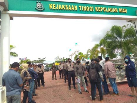 Massa Forum Mahasiswa Pemerhati Kebijakan FMPK Kepri kembali melakukan aksi demo di Kejaksaan Tinggi Kepri nemintan agar Kejaksaan menuntaskan pengusutan dugaan Korupsi Laptop di Disdik Kepri.