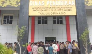 Massa Forum Mahasiswa Pemerhati Kebijakan FMPK Kepri menggelar aksi demo mendesak Kejaksaan mengusut tuntas dugaan korupsi pengadaan Laptop di dinas pendidikan Kepri.
