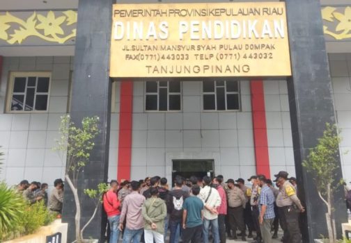 Massa Forum Mahasiswa Pemerhati Kebijakan FMPK Kepri menggelar aksi demo mendesak Kejaksaan mengusut tuntas dugaan korupsi pengadaan Laptop di dinas pendidikan Kepri. Massa Forum Mahasiswa Pemerhati Kebijakan FMPK Kepri menggelar aksi demo mendesak Kejaksaan mengusut tuntas dugaan korupsi pengadaan Laptop di dinas pendidikan Kepri.