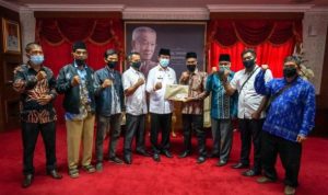 Masyarakat Galang saat menemui Plt.Gubernur Kepri di Dompak Tanjungpinang