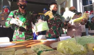 Pangkoarmada I Laksamana Muda TNI Ahmadi Heri Purwono dan Lantamal IV Tanjungpinang serta Wakapolda Kepri saat melakukan Eskpos Tangkapan 384 Kg Sabu dan 40 ribu Butir Ekstasi dari Malaysia