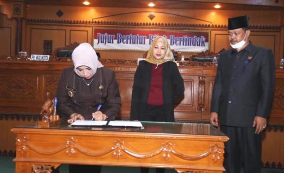 Penandatanganan Berita Aacara Pengesahan Ranperda LKPJ APBD 2019 oleh Plt.Wali kota Tanjungpinang dan Pimpinan DPRD kota Tanjungpinang