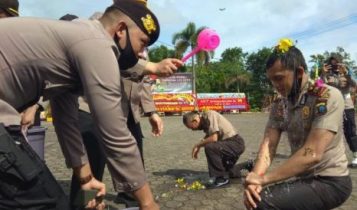 Personil Polres Tanjungpinang mengikuti tradisi Siraman Air kembang atas Kenaikan Pangkat yang diperoleh