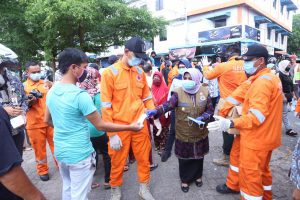 Plh Walikota Tanjungpinang Rahma saat membagikan masker dan hand sanitizer di Pasar Tradisional Bintan Center dan Pasar Baru Kota Tanjungpinang, Kamis (234).