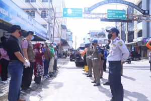 Plt Walikota Tanjungpinang, Rahma, saat memberikan pengarahan kepada petugas untuk menyosialisasikan persiapan jelang penerapan adaptasi kehidupan baru â€˜New Normalâ€™ di sejumlah fasilitas masyarakat, Minggu (14/6/2020).