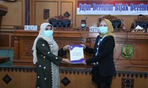 Plt Walikota Tanjungpinang Rahma saat menyerahkan LKPJ Walikota Tahun Anggaran 2019, di ruang sidang paripurna DPRD Tanjungpinang.