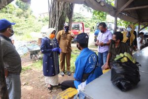Plt. Walikota Tanjungpinang Rahma saat meninjau langsung pekerja di pelabuhan bongkar muat Sri Payung kilometer 6 dan Pelabuhan Bongkar Muat Barang, Pelantar II Tanjungpinang, Selasa (5/5) Pagi. Pemerintah setempat memastikan masyarakat menerima Bansos terdampak Covid-19 di Tanjungpinang.