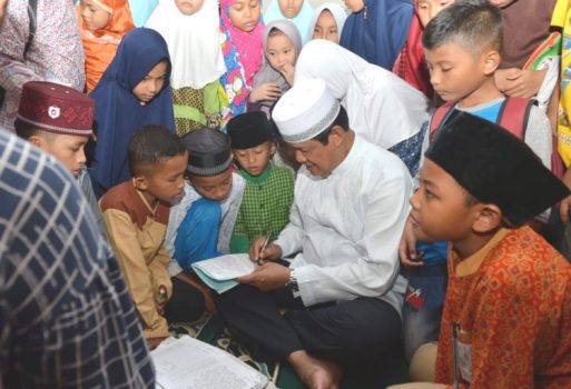 Plt.Gubernur Kepri Isdianto bersama dengan anak anak di Kepri