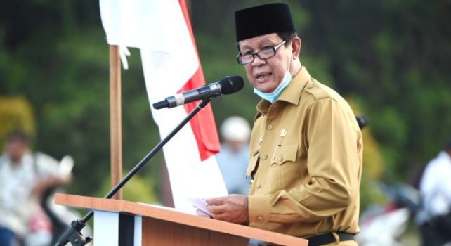 Plt.Gubernur Kepri Isdianto saat memberikan amanah pada pelantikan 11 Kepala desa Persiapan di Lingga