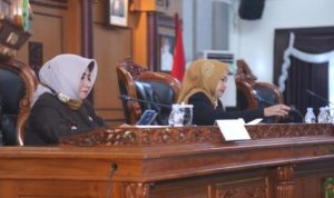 Plt.Wali kota Tanjungpinang Hjh.Rahma dan ketua DPRD kota Tanjungpinang Hj.Yuniarni Pustoko Weni saat memimpin sidang paripurna