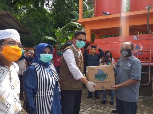 Rahma Serahkan Bantuan Sembako Kepada Wartawan