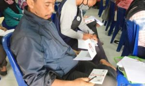 Salah seroang petugas PPDP saat mengikuti pelatihan Coklit data Pemilih pada warga di Bintan.