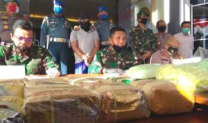 Tersangka Penyeludup 384 Kg Sabu dan 40 ribu Butir Ekstasi Dari Malaysia saat diekspos di Lantamal IV Tanjungpinang