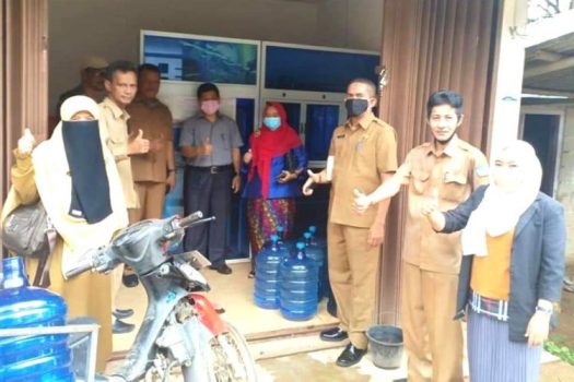 Tim DPMD saat melakukan monev ke salah satu BUMDes di Bintan yang bergerak dalam bidang usaha Pengisian air Galon