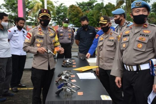 Wakapolres Tanjungpinang Kompol Muhammad Chaidir saat melakukan pemeriksaan fisik senjata personil polres Tanjungpinang.
