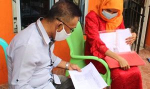 Anggota Bawaslu Karimun saat melakukan Verifikasi dan pencocokan data warga dalam pelaksanaan Pengawasan proses Pelaksanaan Pilkada