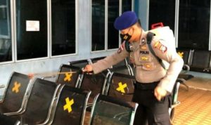 Anggota Satpolairud Polres BIntan saat melakukan penyemprotan disinfectan di ruang tunggu Pelabuhan penyeberangan BUlang Linggi Tanjung Uban Bintan.