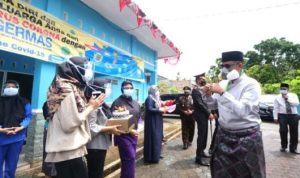 Bupati Bintan Apri Sujadi saat memberi kejutan dan Hadiah Kue ulang tahun HUT RI ke 75 Tahun kepada dokter dan paramedis di puskesmas Kawal Bintan