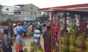 Gas Langka Warga menggeruduk Pangkalan Gas di Km 7 Tanjungpinang.