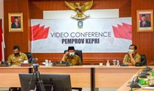 Gubernur Kepri H.Isdianto saat memimpin rapat rutin bersama seluruh Kepala OPD di lingkungan Pemprov Kepri di Rupatama Lt.4 Kantor Gubernur Dompak Tanjungpinang scaled