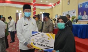 Isdianto saat menyerahkan Bantuan hibah pada TPQ Ibnu Qulon di Natuna.