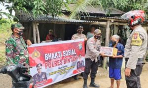 Kapolsek Bintan Timur Ulil Rahim saat menyerahkan Bantuan
