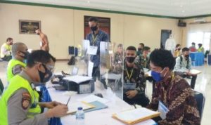 Panitia seleksi Administrasi Penerimaan Bintara saat memverifikasi kelengkaoan administrasi peserta di Mapolres Tanjungpinang.