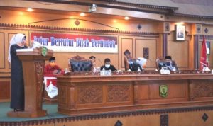 Plt.Wali kota Hj.Rahma saat menyampaikan Pidato Nota Kebijakan Umum APBD 2021 dan Perubahan APBD 2020