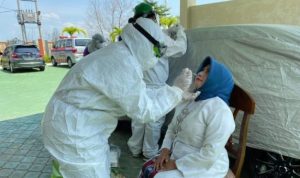 Plt.Wali kota Tanjungpinang Hj.Rahma saat menjalani Uji swab pengambilan sampel tenggorokan di rumah dinas wali kota Tanjungpinang