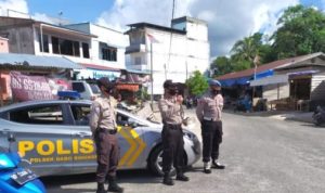 Polsek Dabo Singkep Lingga saat memberi Himbuan Hentikan Aktivitas Sejenak di Peringatan HUT RI Ke 75