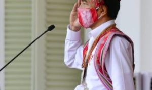Presdien Joko Widodoi mengenakan baju adat kebesaranb NTT sebagai bagian dari Budaya Nusantara