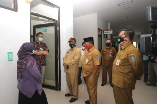Sekda kepri TS.Arif Fadillah saat berada di BTKLPP Batam