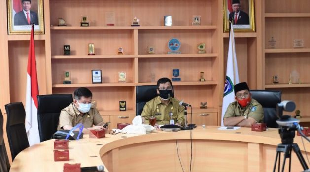 Sekda kepri TS.Arif Fadillah saat menggelar Rapat Bersama secara Online Virtual red dengan Gubernur Kepri dan sejumlah Kepala OPD Kepri lainya