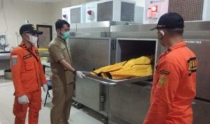 Tim SAR saat mengevakuasi Jazad Korban Nelayan Tenggelam di Batam ke Rumah Sakit.
