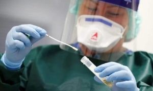 Tim analis labaratorioum saat melakukan pengujian Sampel Swab
