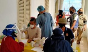 Uji Rapid Tes pada sejumlah Petugas dan Peserta Upacara Terbatas HUT RI ke 75 tingkat Provinsi Kepri di Gedung Daerah Tanjungpinang