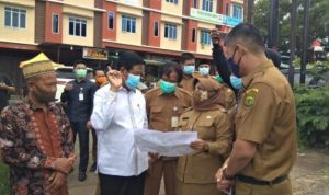 Wali kota Tanjungpinang Hj.Rahma dan Gubernur Kepri Isdianto saat melakukan peinjuan Pembangunan Bundaran Jalan scaled