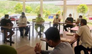 Warga Toapaya dan Satgas COVID 19 Kepri saat melakukan pertemuan atas penolakan Gedung LPMP di Bintan Jadi Tempat Isolasi Pasien Positif Covid 19 scaled
