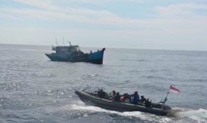 Anggota KRI Usman Harun saat melakukan pengejaran pada KIA Vietnam yang melakukan pencurian ikan di Luar Natuna Utara