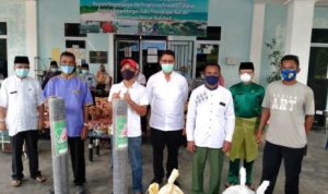 Bupati Bintan saat membagikan bantuan alat tangkap ikan pada kelompok nelayan Bintan Utara Binut dan Sri Kuala Lobam Bintan.