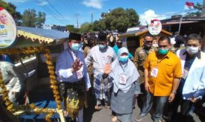 Diantarkan becak motor Bakal paslon gubernur dan wakil gubernur Isdianto Suryani mendaftarkan diri di Kantor KPU Kepri.
